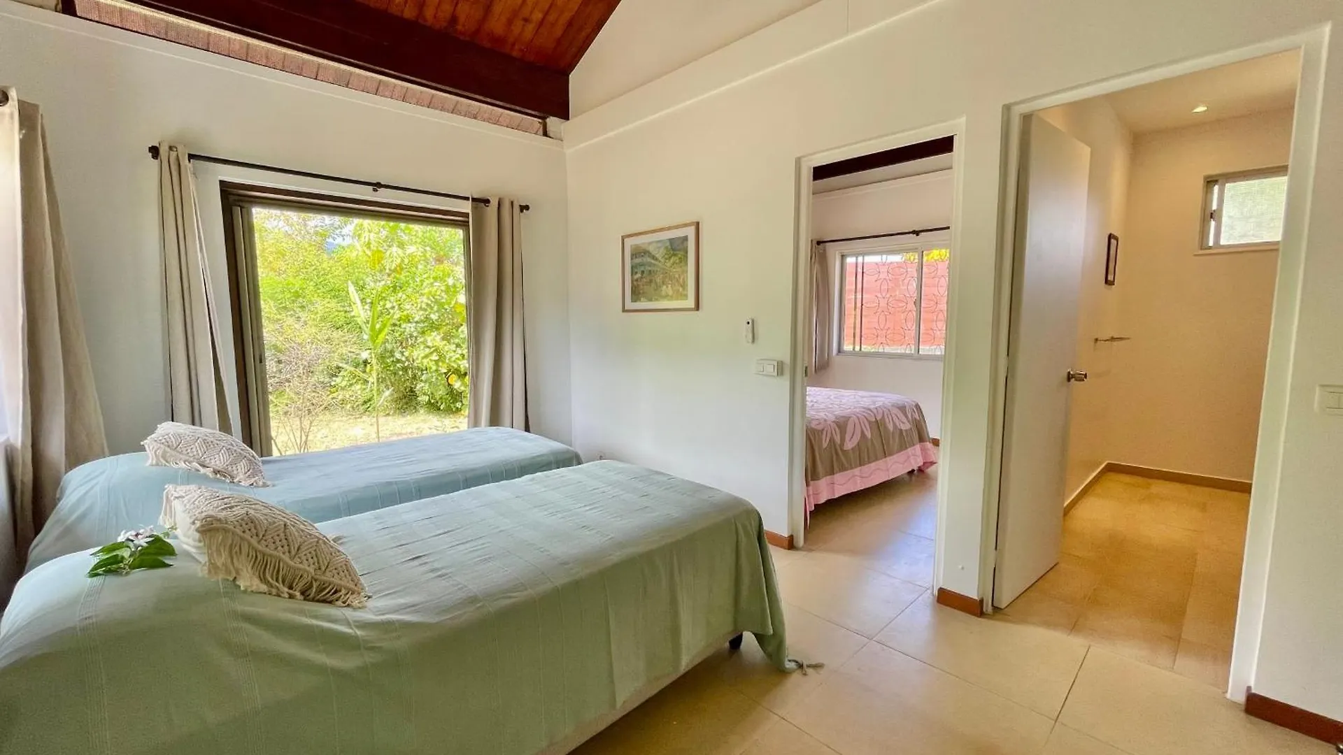 Pae Miti Beach House - White Sand Beach - Tahiti - 7 People Punaauia