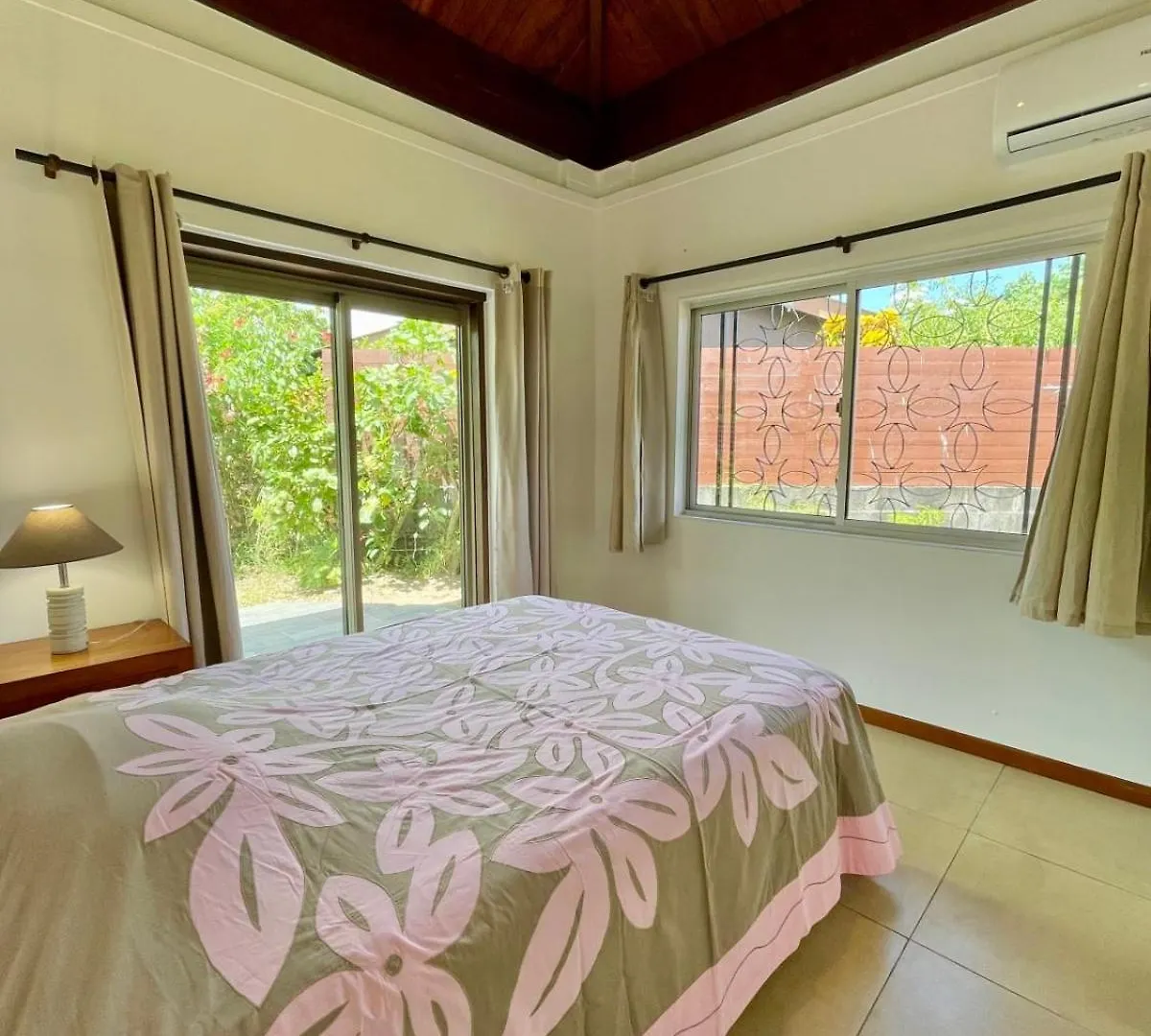 Pae Miti Beach House - White Sand Beach - Tahiti - 7 People Punaauia